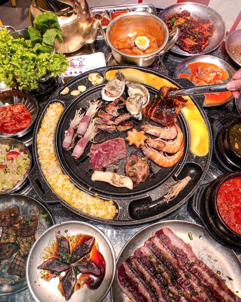 Bros BBQ Hàn Quốc, điểm hẹn quen thuộc của tín đồ ẩm thực Sài Gòn với buffet nướng hấp dẫn.  (146 kí tự)