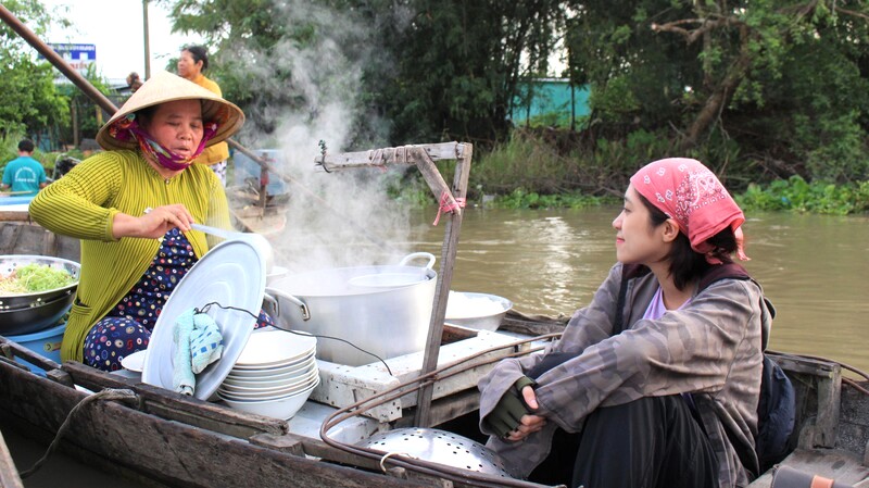 Sống ảo thơ mộng chợ nổi Phong Điền.