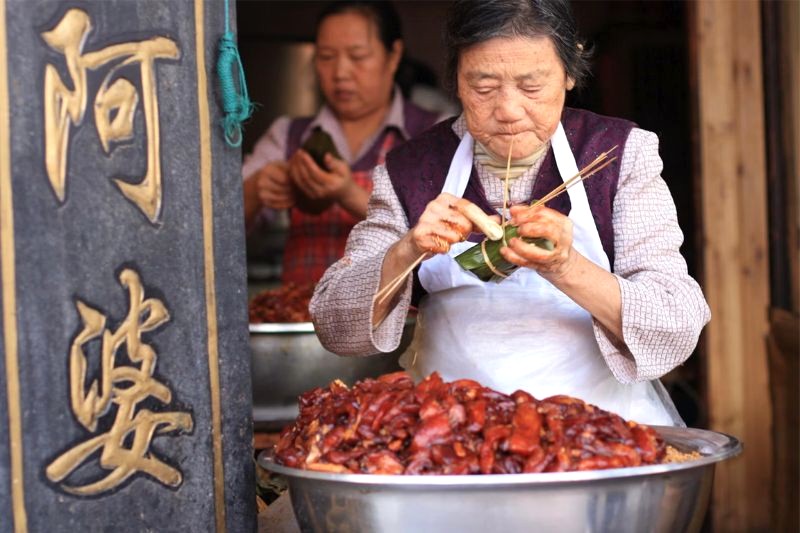 Ẩm thực Chu Gia Giác chinh phục thực khách bằng những món ăn dân dã, chế biến từ chân giò, thịt lợn, mang hương vị đặc trưng của vùng đất này. (Ảnh: lonelyplanet)