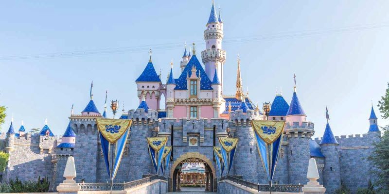 Fantasyland: Vùng đất thần tiên, giấc mơ tuổi thơ tại Disneyland.