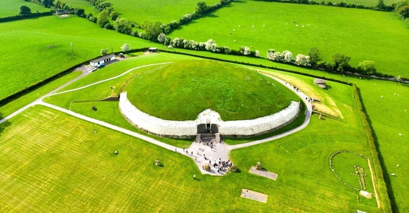 Newgrange, di tích thời tiền sử nổi tiếng ở Ireland.