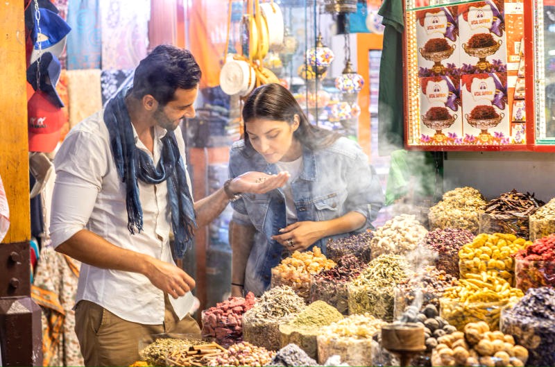 Tham quan Spice Souk khi du ngoạn Dubai.