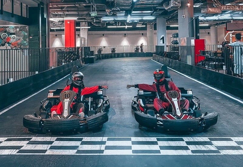 Go Kart Aeon Mall Hà Nội: An toàn trọn vẹn với đồ bảo hộ.