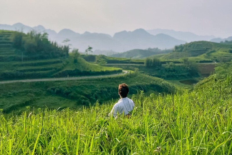 Chill bên hồ, ngắm núi đồi xa xăm. (Ảnh: Chu Đức Giang)