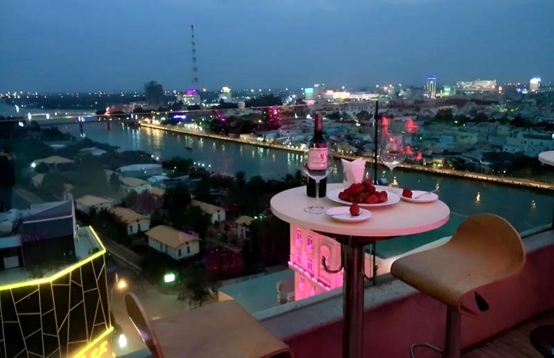 Sky Bar Iris Cần Thơ: Ngắm trọn Cần Thơ lung linh về đêm từ tầng cao nhất.