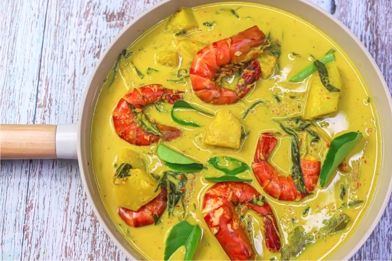 Cà ri Udang Masak Lemak Nenas: Tôm tươi nấu cùng nước cốt dừa, dứa, mang đến hương vị thơm ngọt, dịu nhẹ. (Ảnh: mayakitchenette)