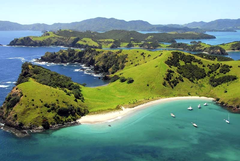 Khám phá vẻ đẹp Bay of Islands bằng du thuyền là điều bạn không thể bỏ lỡ khi đến Auckland.