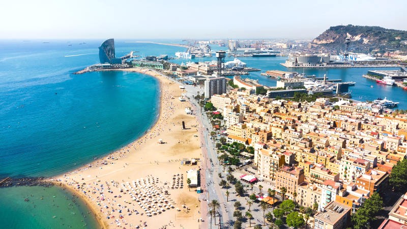 Playa de La Barceloneta: Nơi vui chơi, giải trí lý tưởng với các hoạt động dưới nước thú vị.