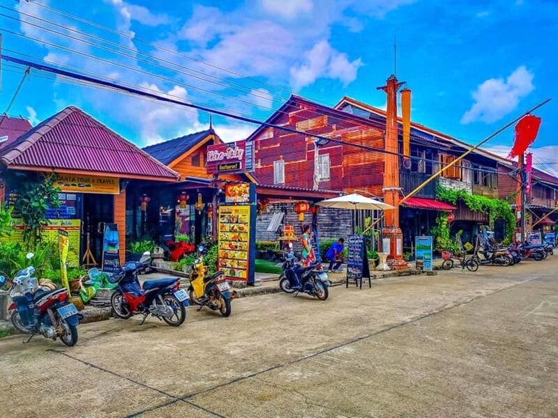 Phố cổ Koh Lanta yên bình với những ngôi nhà cổ kính.