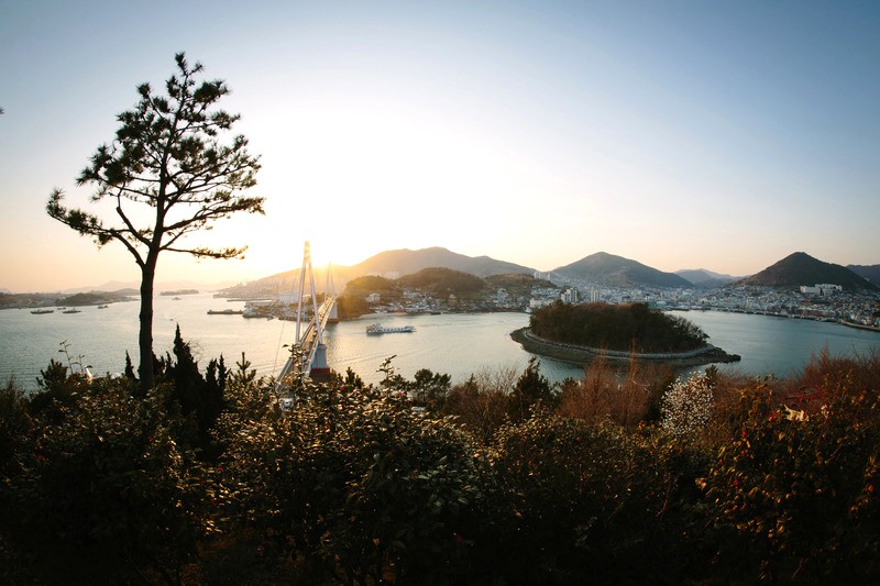 Công viên trên đỉnh đồi, view Dolsan Grand Bridge & Yeosu Bay tuyệt đẹp. (Ảnh: Expedia)