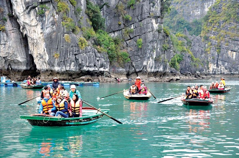 Hè về, Quảng Ninh đông khách du lịch. Sắp xếp lịch trình và giữ gìn tư trang cẩn thận để chuyến đi trọn vẹn!