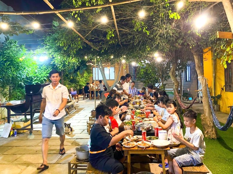 Hải sản tươi ngon phủ kín bàn tiệc. (Ảnh: Lala Chill Homestay)