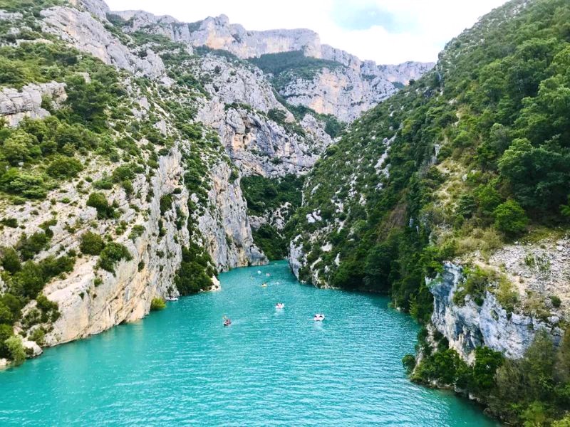 Hẻm núi Verdon Gorge: Nước ngọc lam óng ánh, vách đá hùng vĩ. (Ảnh: snippetsofparis)