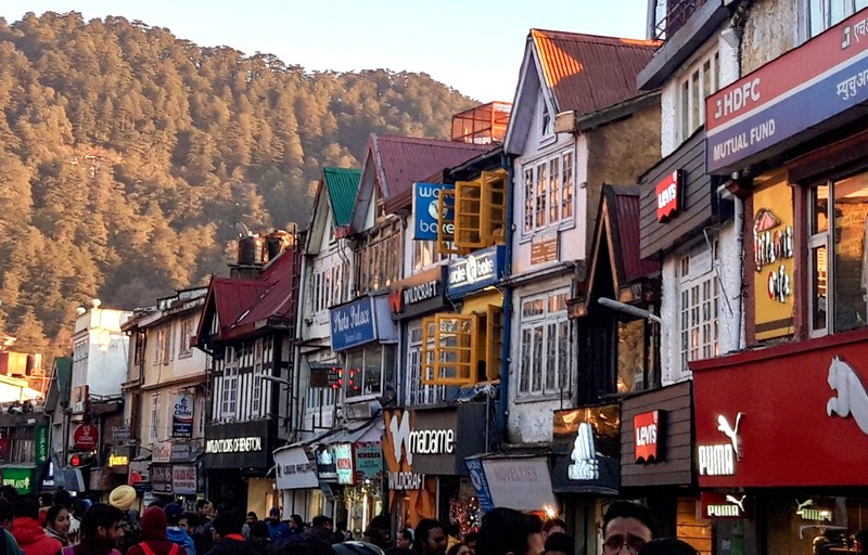 Đường Mall, con phố chính ở Shimla (Ảnh: Numerounovedant).