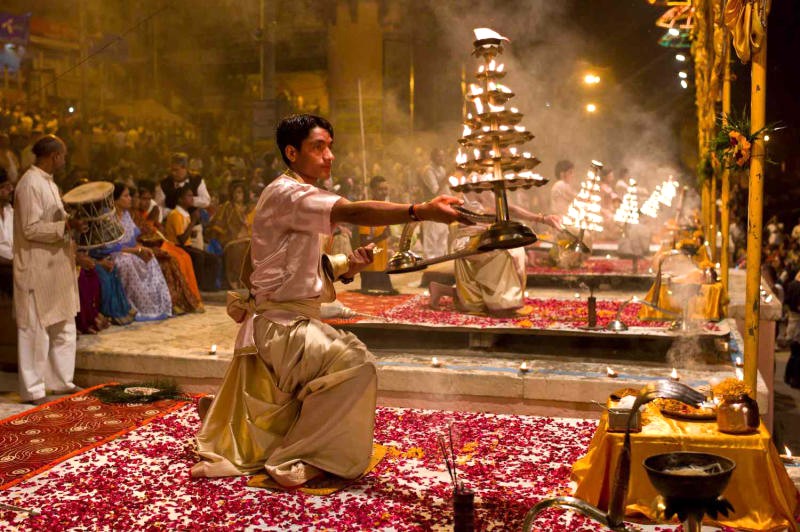 Ganga Aarti là nghi lễ linh thiêng tổ chức hàng đêm trên bờ sông Hằng. (Ảnh: TripSavvy)