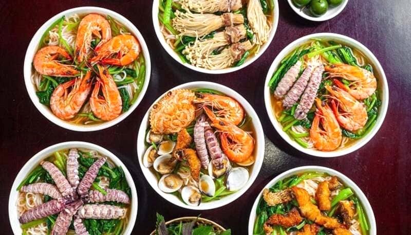 Bún hải sản 2S hấp dẫn với hương vị thơm ngon, được chế biến từ hải sản tươi ngon, chọn lọc kỹ càng.