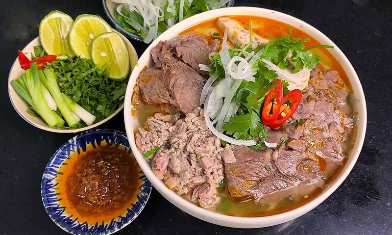 Bún bò Huế: Đậm đà, đủ dinh dưỡng.