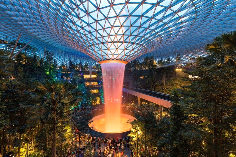 Jewel Changi rực rỡ về đêm (Ảnh: Shutterstock)