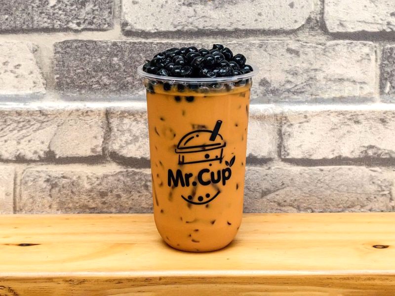 Thưởng thức trà sữa & bánh ngọt tại Mr. Cup-T. (Ảnh: Foodpanda)