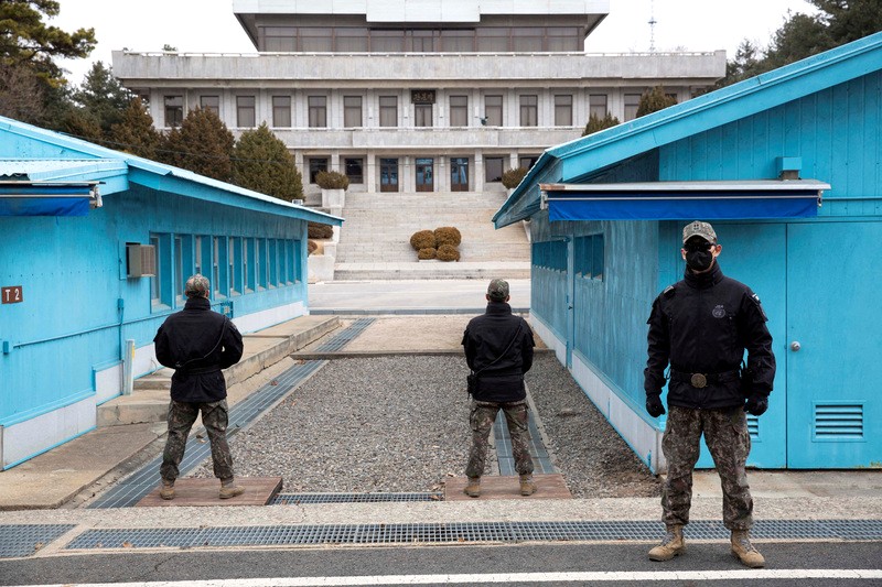 Binh sĩ Hàn Quốc gác tại Khu vực An ninh Chung (JSA) ở DMZ. (Ảnh: POOL/Reuters)