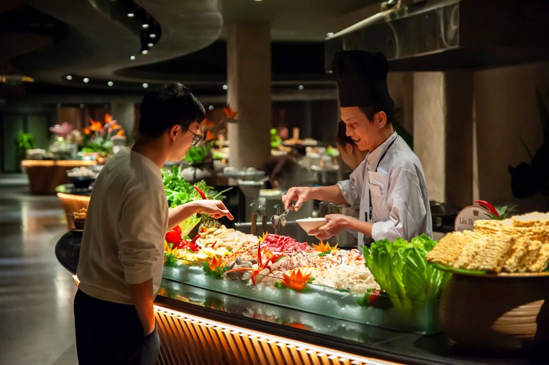 Buffet truyền thống hấp dẫn tại Sen Tây Hồ (Ảnh: Khu Văn Hóa Ẩm Thực Sen Tây Hồ).