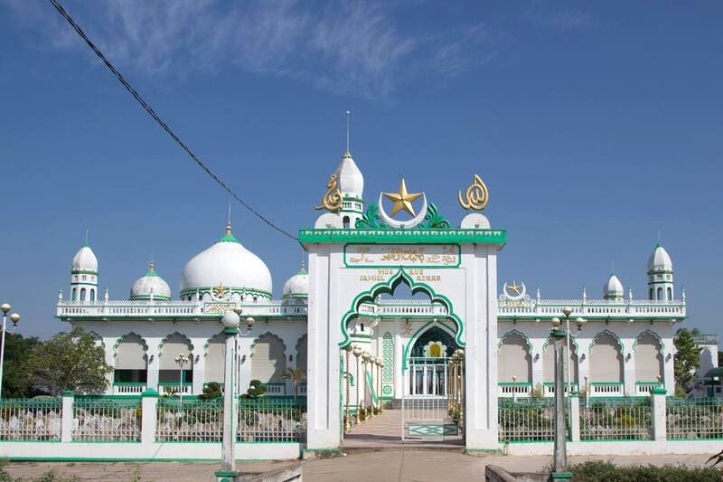 Thánh đường Jamiul Azhar Mosque toát lên nét văn hóa đặc sắc với kiến trúc độc đáo.