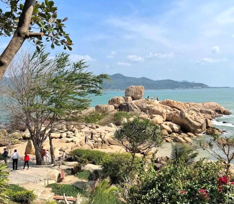 Từ đỉnh đá, ngắm trọn vịnh Nha Trang xinh đẹp.