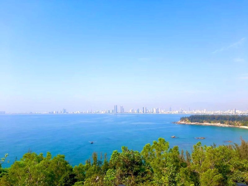 Cây đa ngàn năm, view biển tuyệt đẹp.