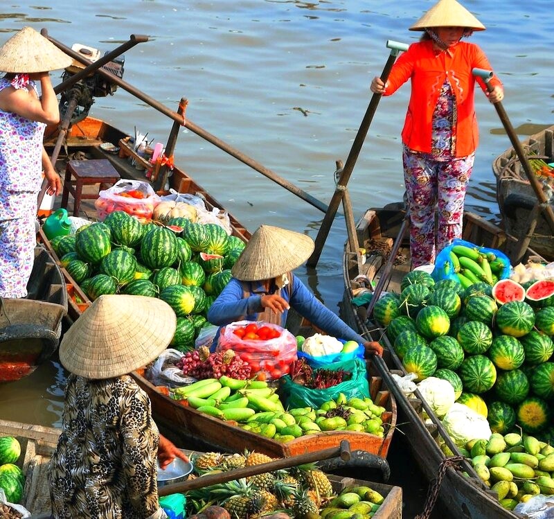 Chợ Phong Điền nổi tiếng với trái cây tươi ngon địa phương.