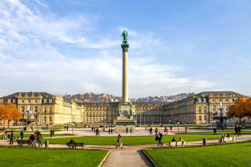 Schlossplatz, trái tim lịch sử của Stuttgart, là quảng trường quan trọng nhất thành phố.