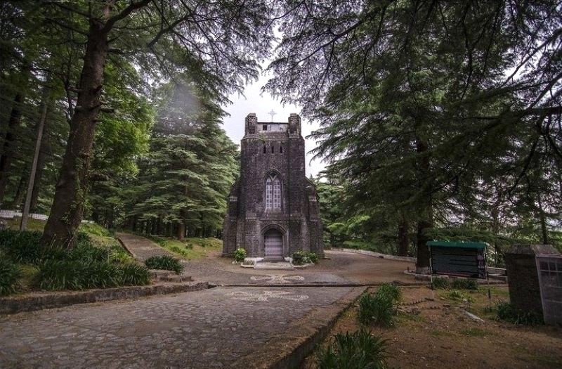 Nhà thờ St John in the Wilderness, kiến trúc Gothic, nép mình giữa khu rừng cổ thụ.