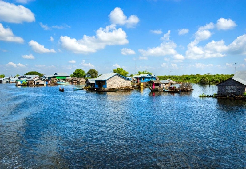 Làng chài thường kết hợp nuôi trồng thủy sản.