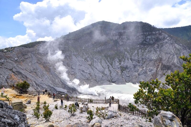 Tangkuban Perahu: Núi lửa hùng vĩ, điểm đến hấp dẫn ở Bandung.