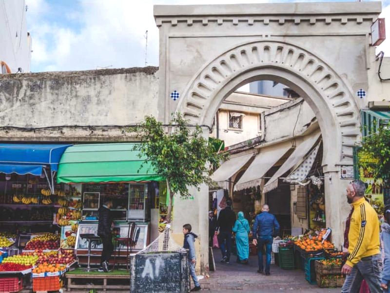 Tìm thịt và hải sản tươi ngon tại chợ thực phẩm Tangier, trung tâm ẩm thực của thành phố cảng. (Ảnh: journalofnomads)