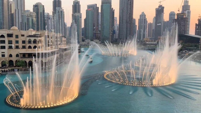 Dubai Mall: Thiên đường mua sắm xa hoa với đài phun nước hoành tráng nhất thế giới.