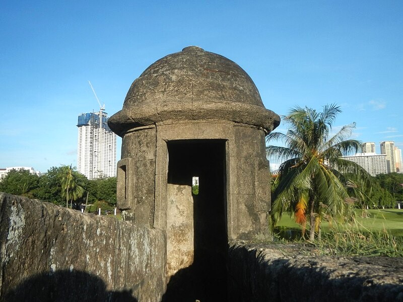 Baluarte de San Andres với bức tường đồ sộ và tháp canh hình nón. (Ảnh: Judgefloro)