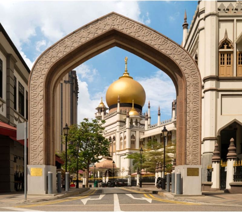 Đền thờ Sultan Mosque ấn tượng với mái vòm vàng đồ sộ và sảnh cầu nguyện rộng lớn. (Ảnh: visitsingapore)