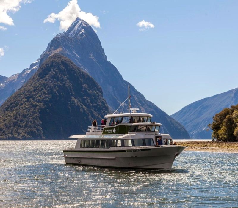 Khám phá Milford Sound trên du thuyền. (Ảnh: Kkday)