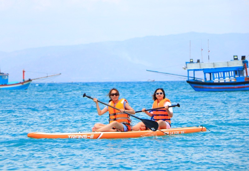 Chèo sup ngắm view triệu đô tại resort.