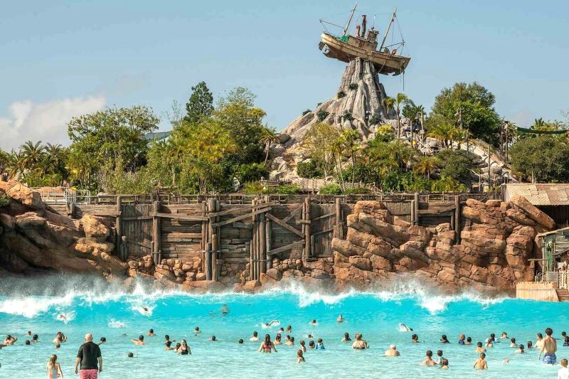 Công viên nước Typhoon Lagoon của Disney nổi tiếng với hệ thống đường trượt ngoạn mục.