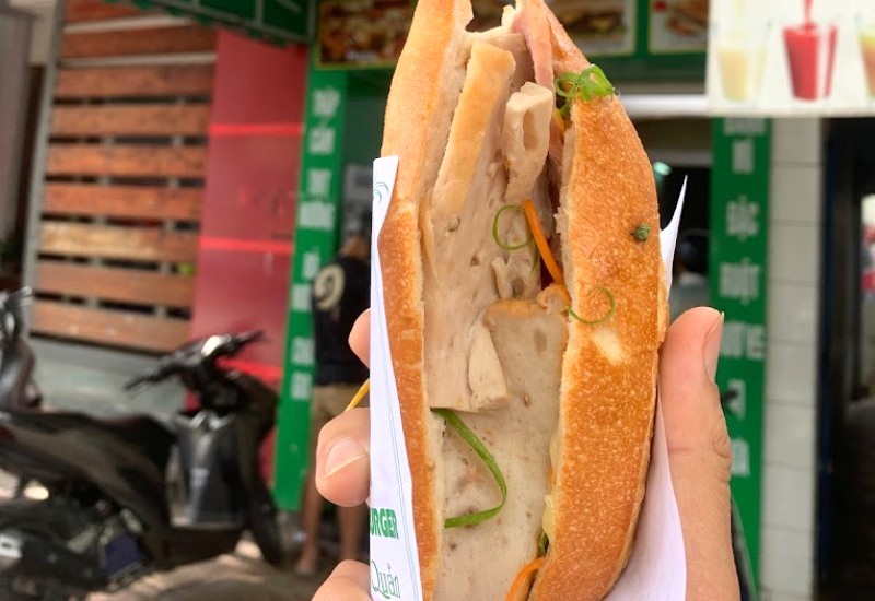 Ổ bánh mì nhân đơn giản, cắt dày.