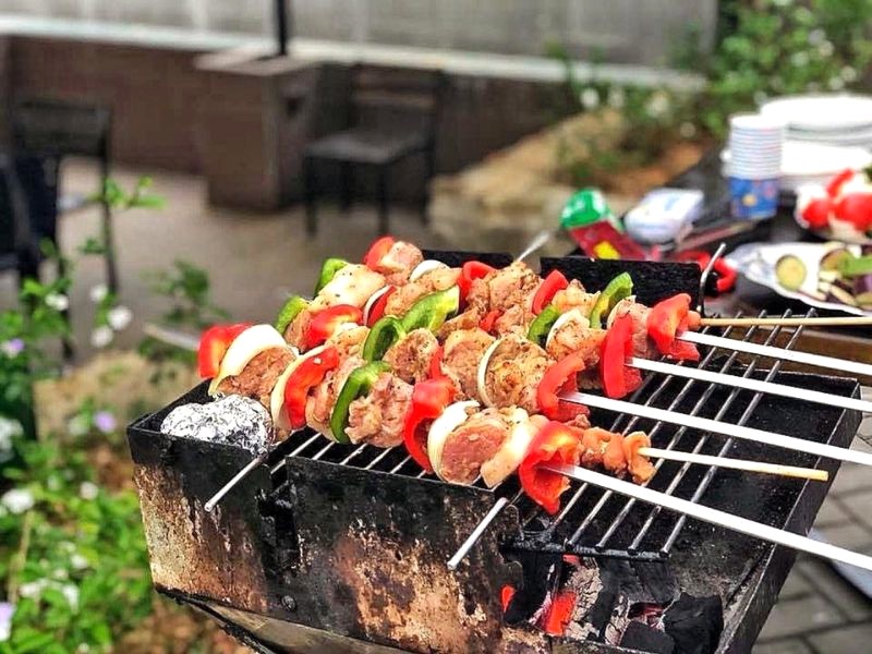 Thưởng thức BBQ ngon miệng cùng người thân tại An Lạc resort.