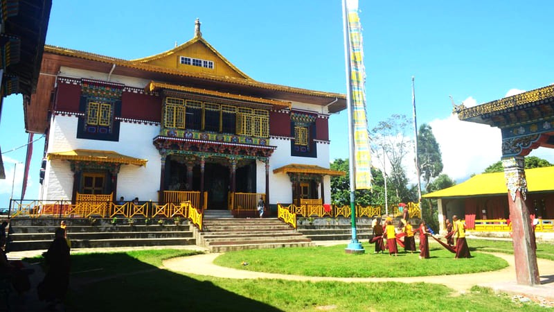 Tòa nhà 3 tầng, trang trí tượng thánh và Rinpoche.