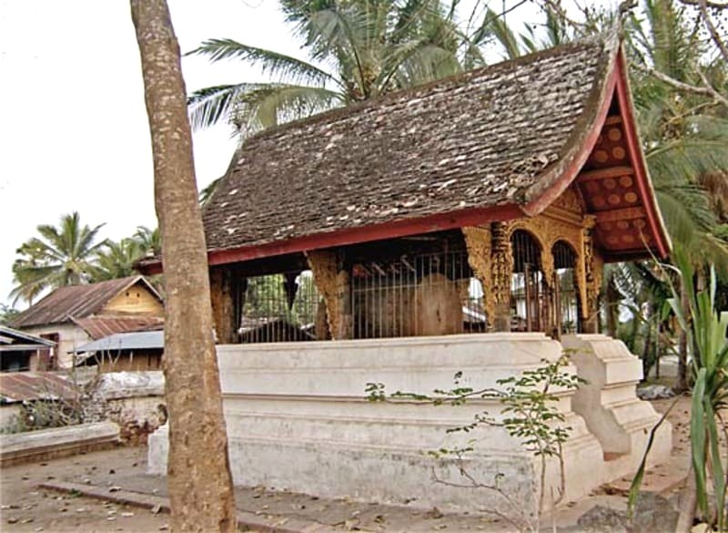 Tháp trống & lò hỏa táng linh thiêng tại Wat Xieng Thong.