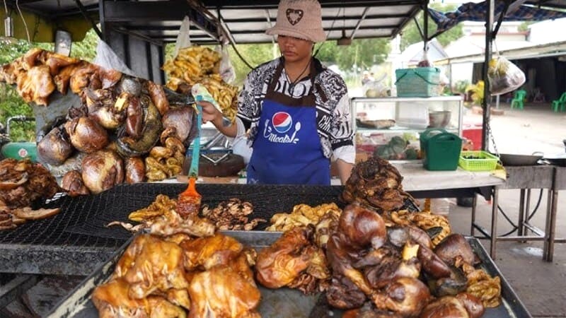 Lechon Karnero và Cabrito là món thịt cừu hoặc dê non nướng nguyên con.