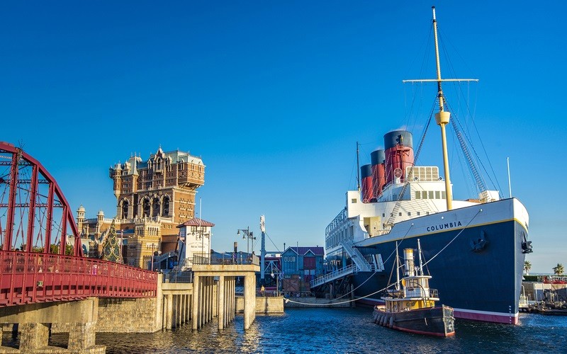 Khách sạn ma ám và tàu hơi nước trang nghiêm là biểu tượng của American Waterfront tại Tokyo DisneySea. (Ảnh: disneyphotoblography)