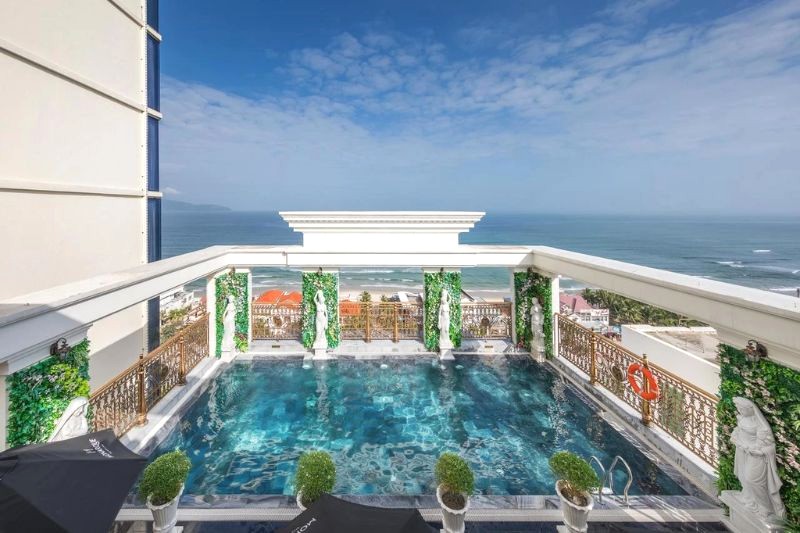 Bể bơi Monarque Hotel Danang, phong cách châu Âu, view biển đẹp mê hồn. (Ảnh: guland)