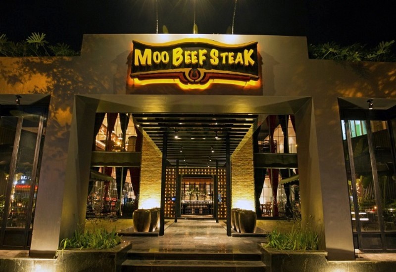 Moo Beef Steak rực rỡ ánh đèn vàng sang trọng.