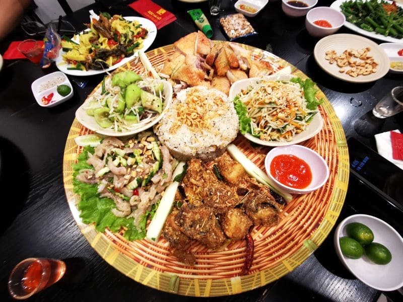 Gà mẹt Góc Hà Nội: Món gà thơm ngon, menu hấp dẫn.