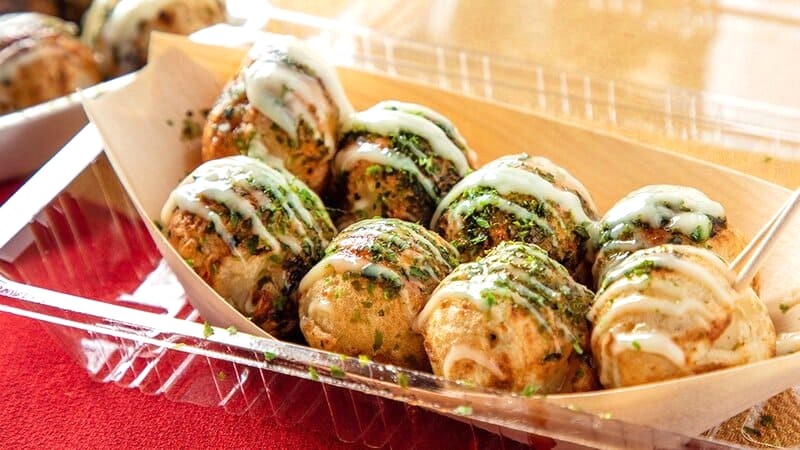 Takoyaki nhân bạch tuộc dai ngon, hấp dẫn.